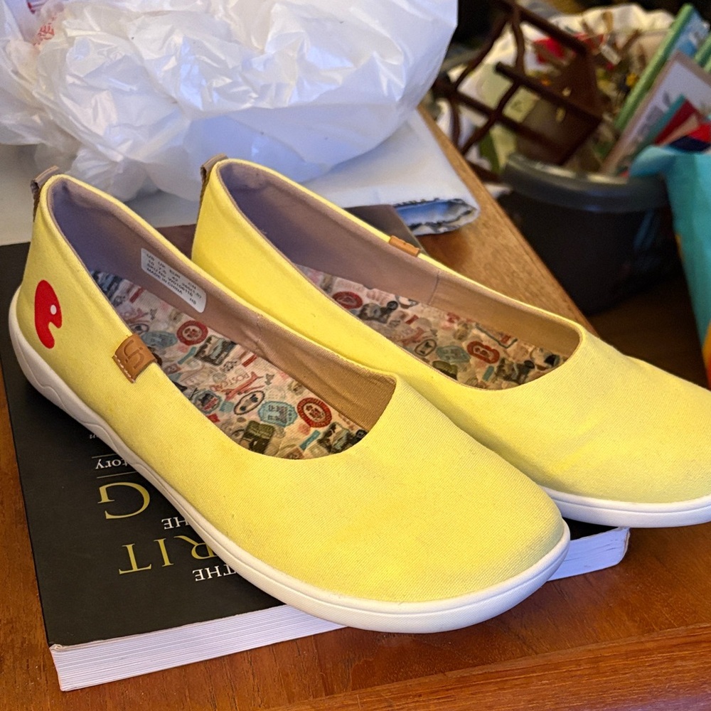 UIN flat shoes 
VALENCIA CANVAS YELLOWED
